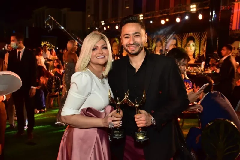 ظهور  مفاجئ لحمادة هلال برفقة زوجته بعد خلع الحجاب (فيديو)