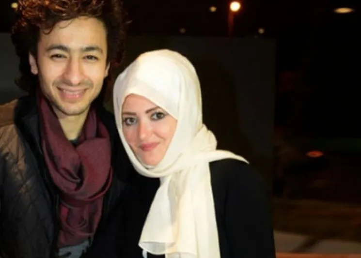 ظهور  مفاجئ لحمادة هلال برفقة زوجته بعد خلع الحجاب (فيديو)