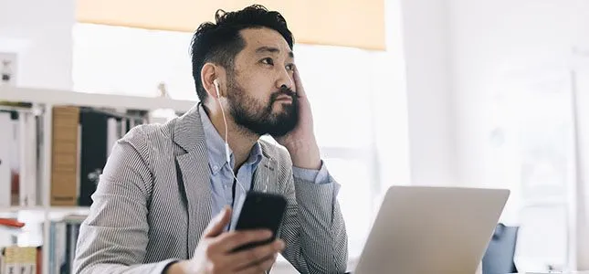 رجل يبتكر أغرب طريقة للتهرب من العمل!  