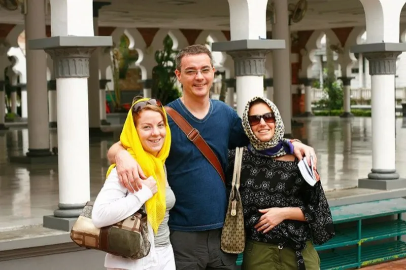 هل يقع الرجل في حب امرأتين معًا؟ وما التصرف الصحيح؟