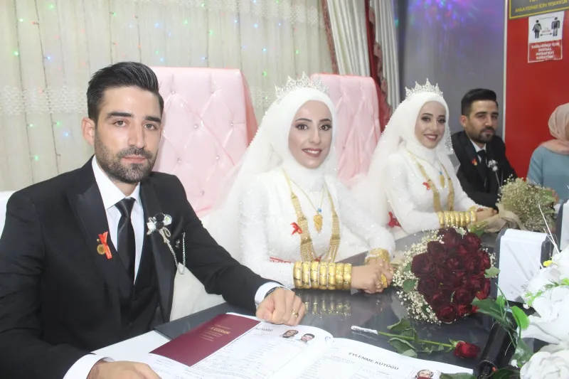 شابان توأمان يتزوجان بتوأمتين (فيديو)