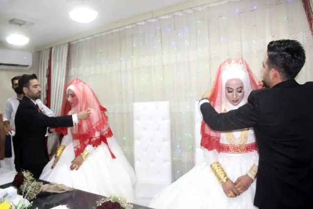 شابان توأمان يتزوجان بتوأمتين (فيديو)