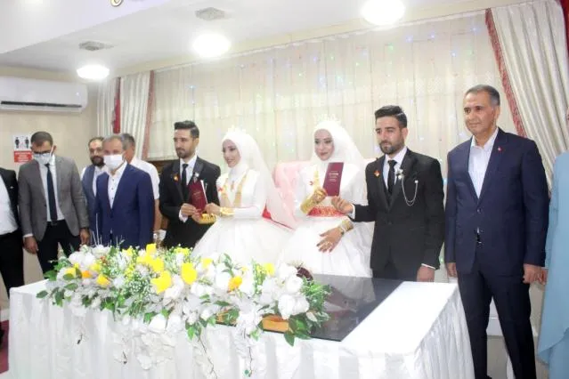 شابان توأمان يتزوجان بتوأمتين (فيديو)