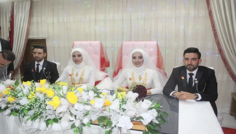 شابان توأمان يتزوجان بتوأمتين (فيديو)