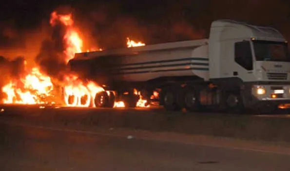 شاب شجاع يغامر بحياته لإنقاذ قرية كاملة من شاحنة محترقة (فيديو)