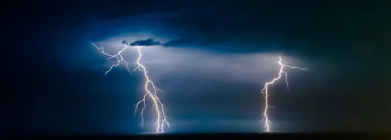 صاعقة برق تحول برج اتصالات بمكة لكتلة من اللهب (فيديو)