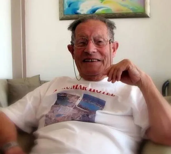 عندما يبتسم الحظ.. عامل فندق يرث ثروة من أحد النزلاء