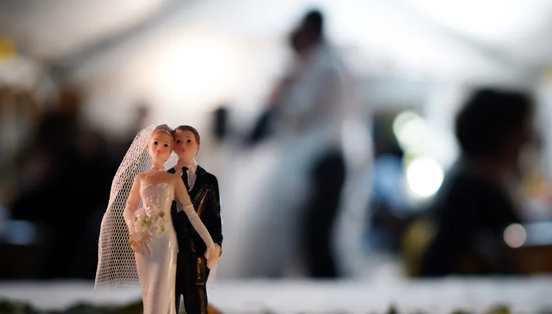 أصدقاء عريس يتسببون في كسر عموده الفقري!