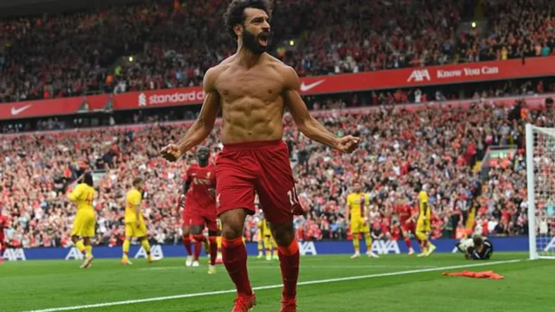 أقرب للخياشيم! ما السر وراء عضلات محمد صلاح الغريبة؟ (فيديو)