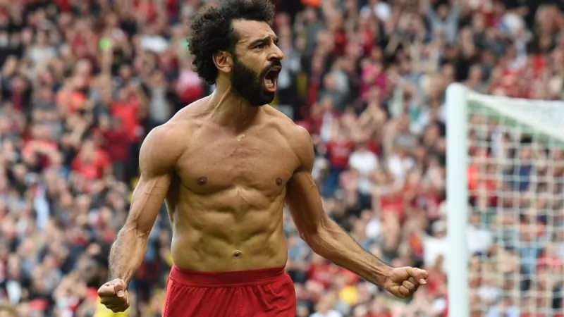 أقرب للخياشيم! ما السر وراء عضلات محمد صلاح الغريبة؟ (فيديو)