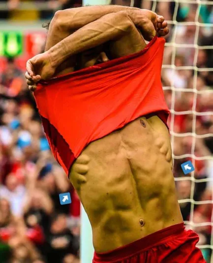 أقرب للخياشيم! ما السر وراء عضلات محمد صلاح الغريبة؟ (فيديو)