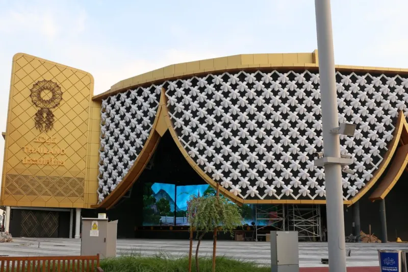 شاهد «محمد بن راشد» في جولة على دراجة هوائية