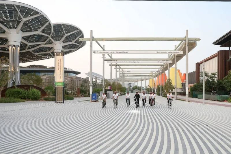 شاهد «محمد بن راشد» في جولة على دراجة هوائية