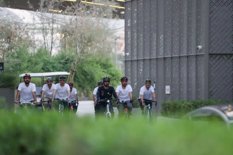 شاهد «محمد بن راشد» في جولة على دراجة هوائية