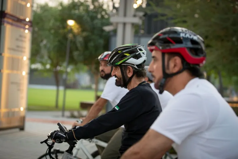 شاهد «محمد بن راشد» في جولة على دراجة هوائية