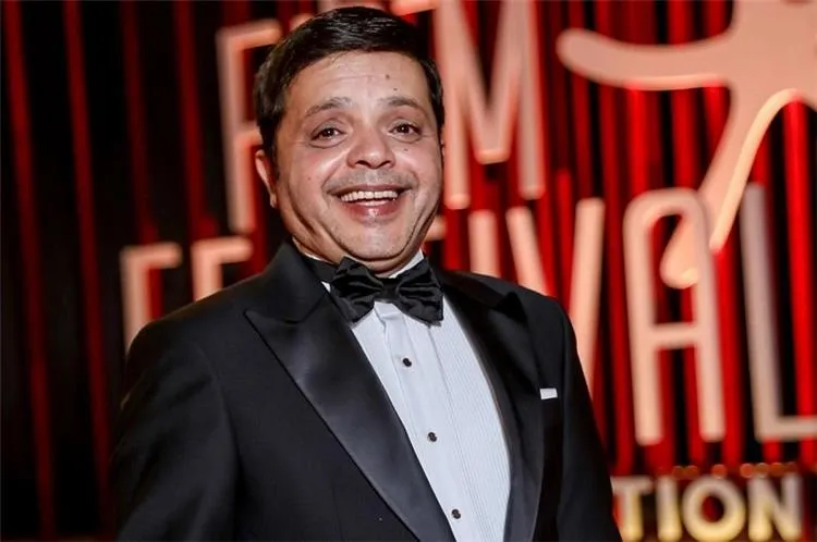 أول صورة لمحمد هنيدي بعد اعتزاله التمثيل واتجاهه للغناء الشعبي 