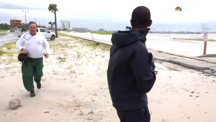 تعرض مراسل للاعتداء على الهواء مباشرة لتغطيته لإعصار! (فيديو)