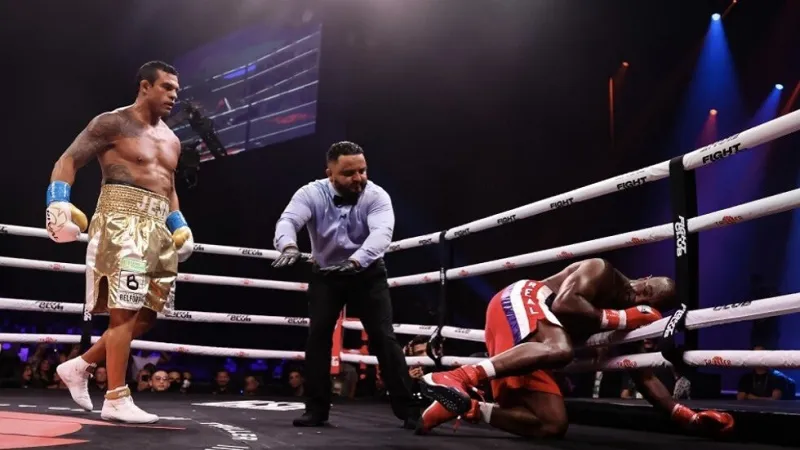 خسارة مهينة لبطل العالم في نزال علق عليه «دونالد ترامب» (فيديو)