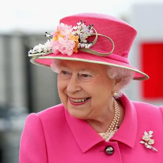 أغرب عادات تناول الطعام عند ملكة بريطانيا