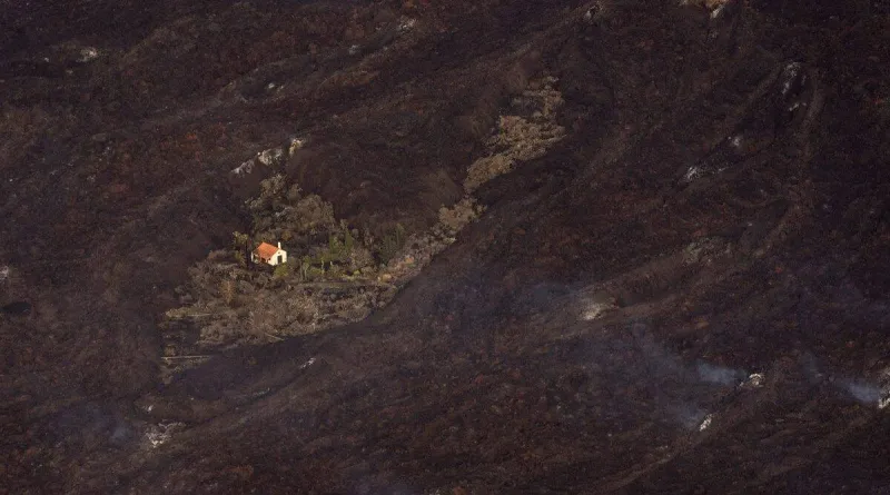 ما سر نجاة هذا المنزل الصغير من الحمم البركانية؟ (فيديو)