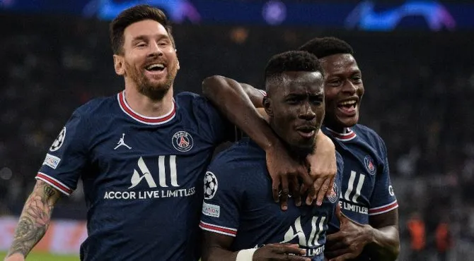 كيف هنأ ناصر الخليفي نجوم باريس سان جيرمان؟