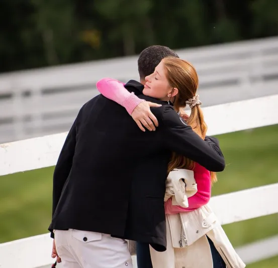 ابنة بيل جيتس تتغزل في خطيبها بصور رومانسية 