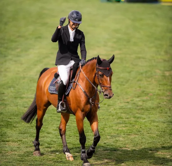 ابنة بيل جيتس تتغزل في خطيبها بصور رومانسية 