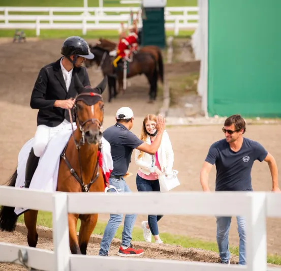 ابنة بيل جيتس تتغزل في خطيبها بصور رومانسية 