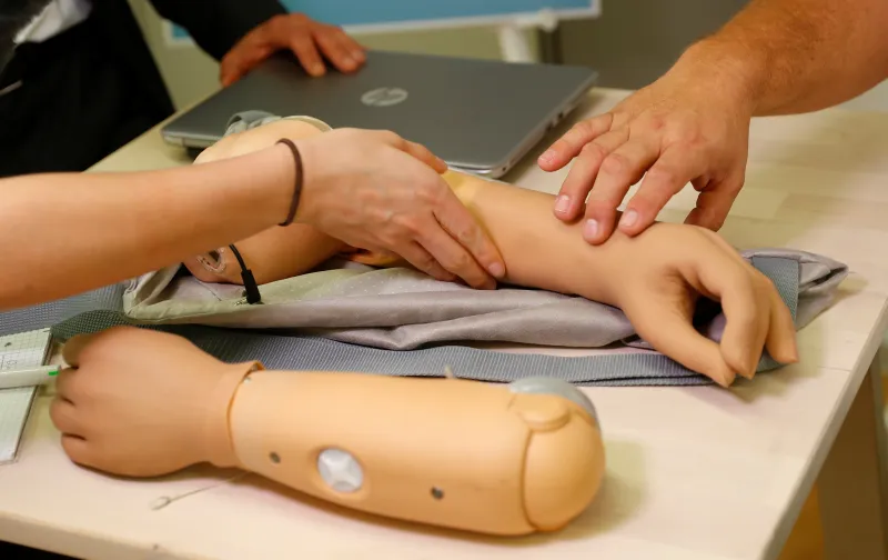 علماء يابانيون يخترعون ذراعًا بشرية ثالثة (فيديو)