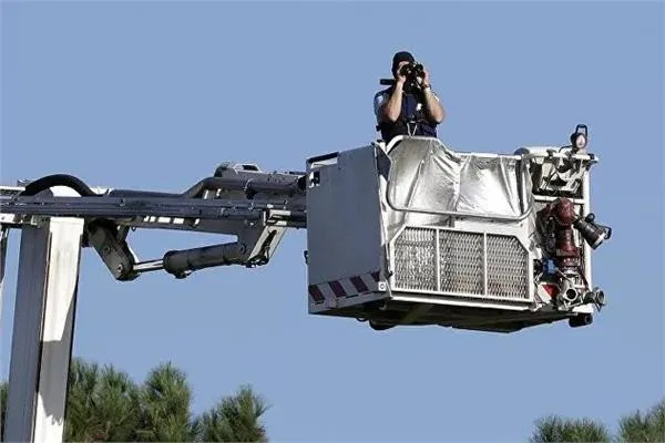 أغرب "ديليفري" في العالم.. رافعة بناء ضخمة تستخدم في توصيل الطعام (فيديو)