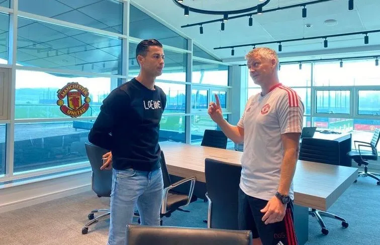 كريستيانو رونالدو  يفاجئ الجميع في أول تدريب له مع مانشستر يونايتد