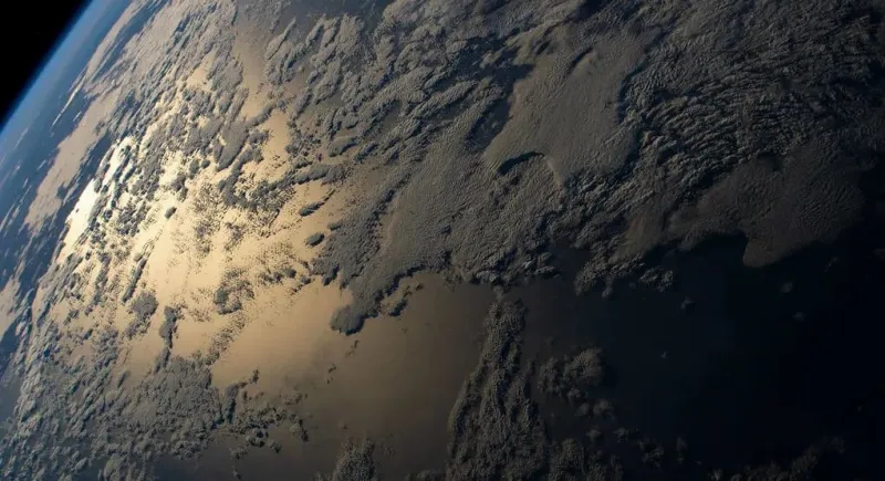 رائد فضاء يكشف عن صور مذهلة لحافة الأرض 