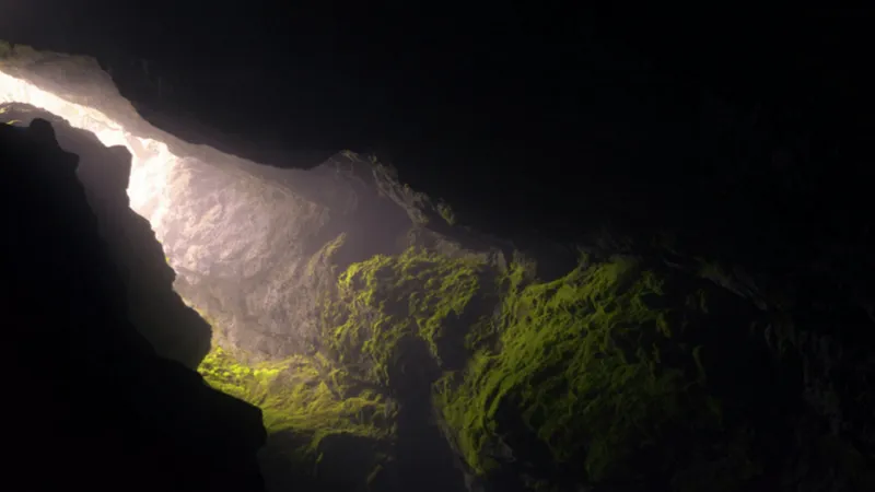 العلماء يكتشفون أقدم جواهر في تاريخ البشرية في كهف