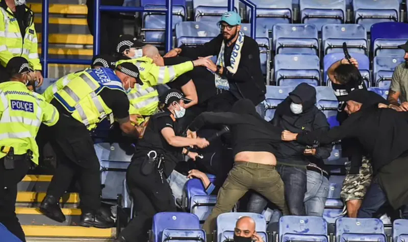 مشادات عنيفة بين جماهير ليستر سيتي ونابولي في الدوري الأوروبي (فيديو)