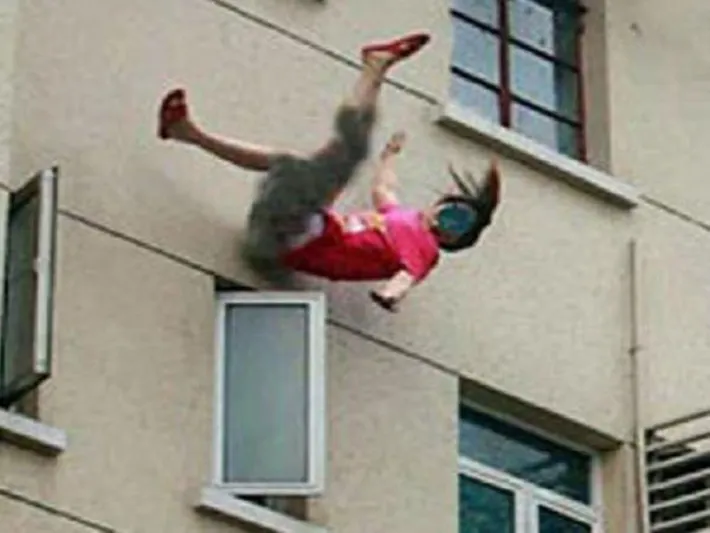 شاهد فتاة تقفز من النافذة في تركيا.. فما السبب؟! ( فيديو)
