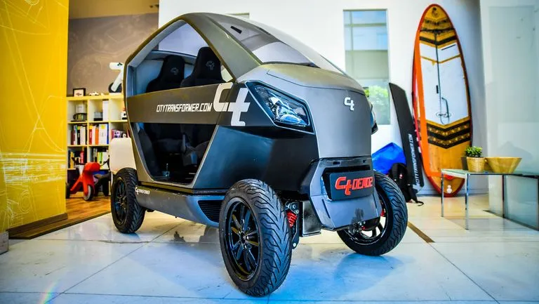 لحل مشكلات الازدحام.. سيارة كهربائية قابلة للطي 