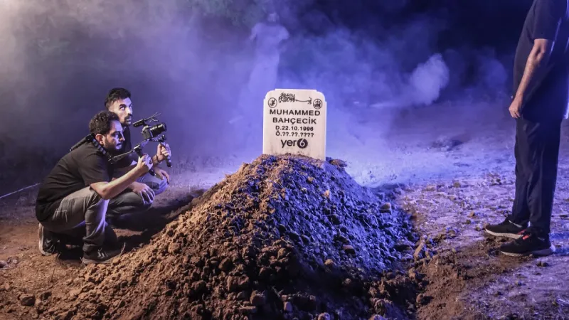 يوتيوبر تركي ينفذ فكرة مجنونة ويدفن نفسه حيًا (فيديو)