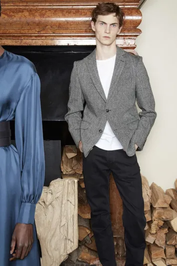 أساسيات لتحديث خزانة ملابسك مع بداية موسم الخريف