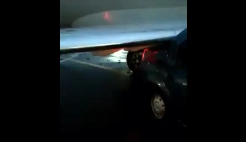 مشاهد مأساوية لطائرة ركاب تهشم سيارة داخل أحد المطارات (فيديو)