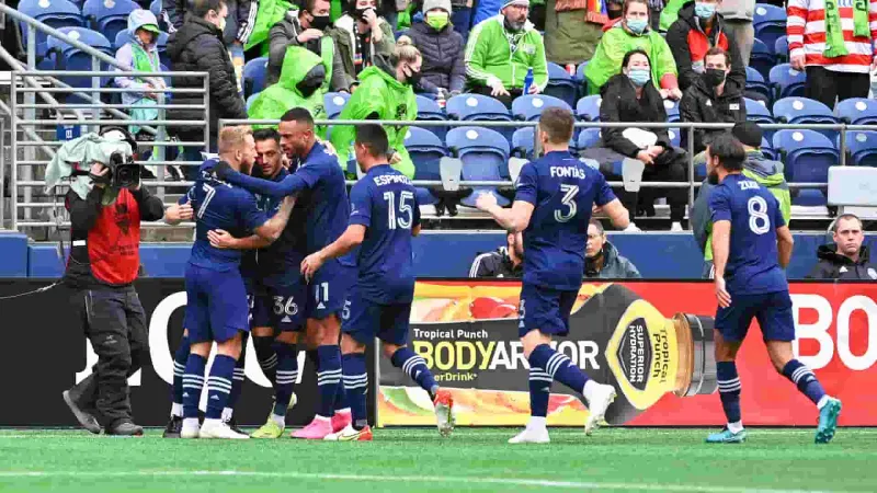 حارس مرمى يسقط مدافعه على طريقة WWE (فيديو)