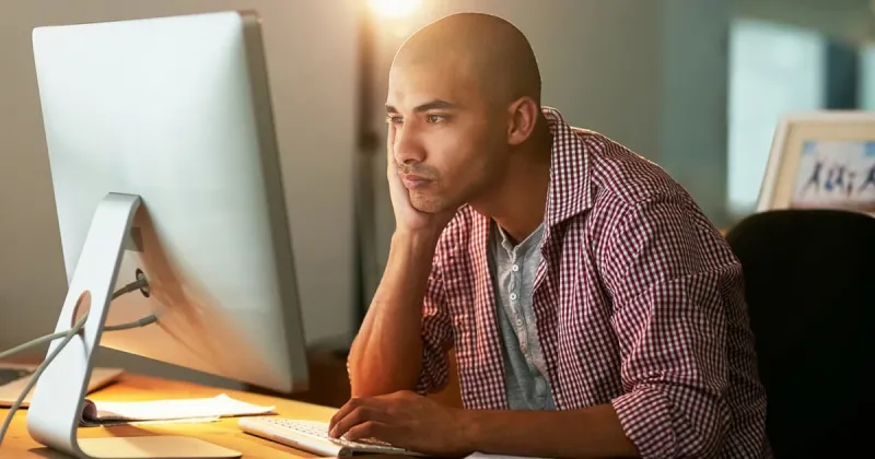 احذر.. الجلوس الخاطئ أمام الكمبيوتر يؤثر على الدماغ!