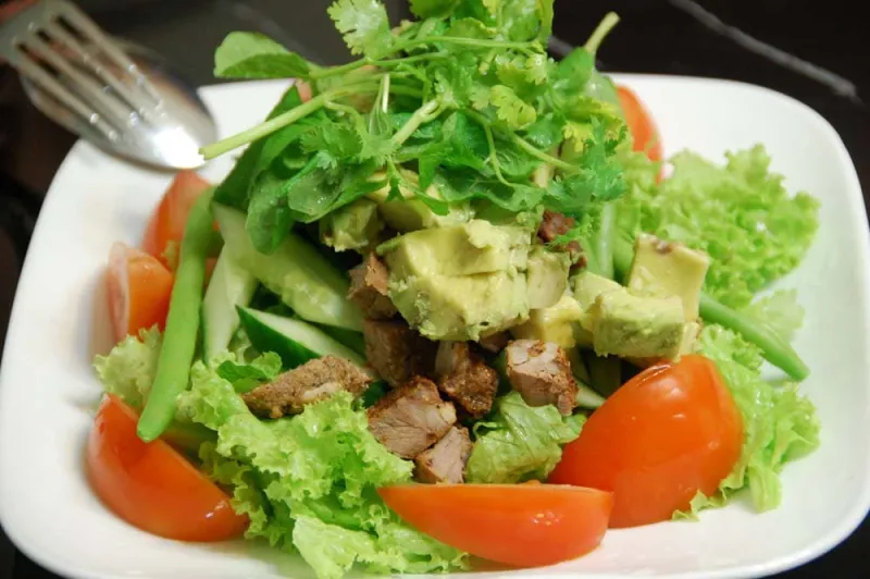 إتيكيت تناول الطعام.. اللحوم والأسماك والخضروات (فيديو)