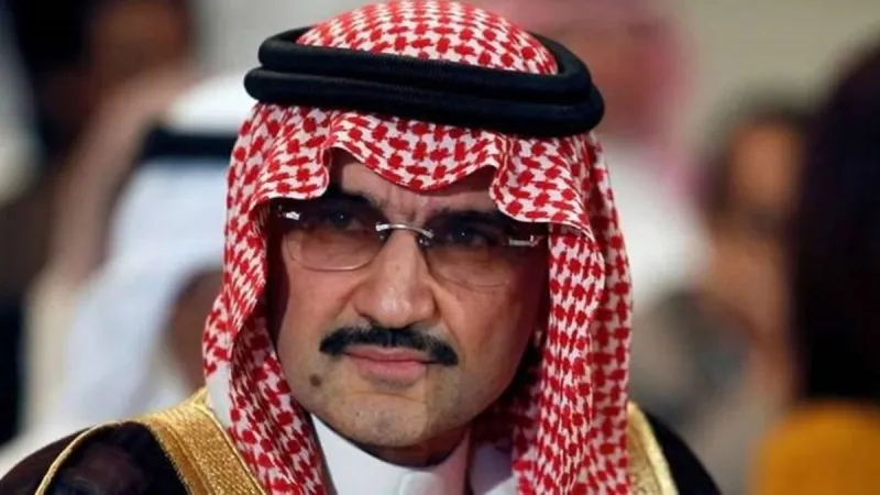 لقطات عفوية للأمير الوليد بن طلال مع حفيداته (فيديو)