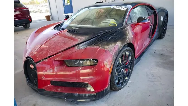 «بوغاتي شيرون» محترقة تباع بـ345 ألف دولار! (فيديو)