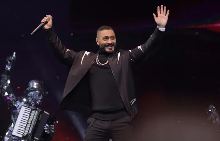 نجم الإنسانية.. شاهد «تامر حسنى» يقبل يد طفل من أصحاب الهمم على المسرح