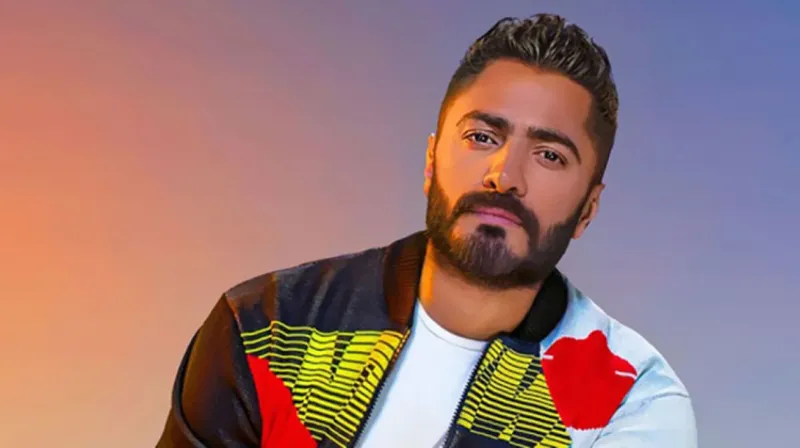 نجم الإنسانية.. شاهد «تامر حسنى» يقبل يد طفل من أصحاب الهمم على المسرح