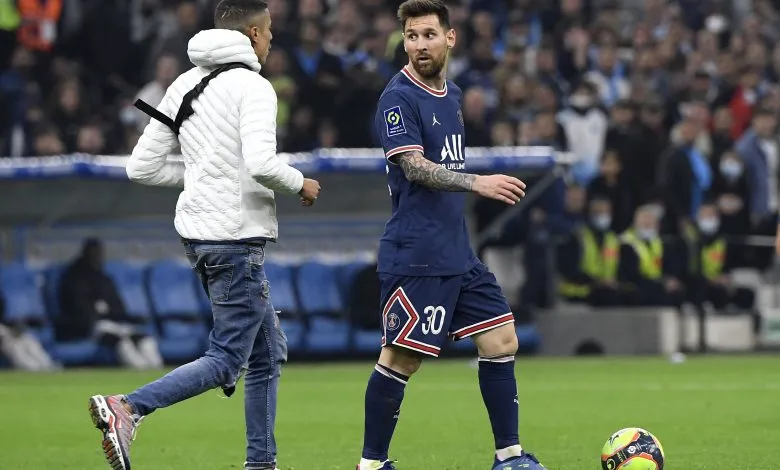 مشجع لنادي مارسيليا يقتحم الكلاسيكو الفرنسي لإفساد هجمة ميسي