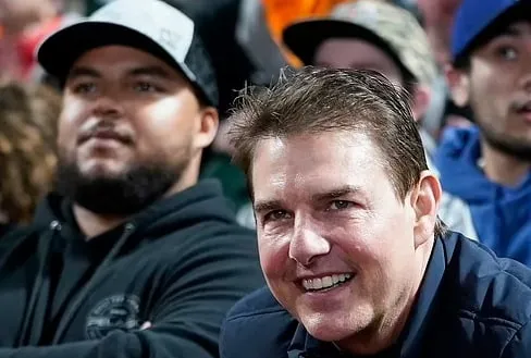 ظهور نادر لتوم كروز بصحبة ابنه (فيديو)