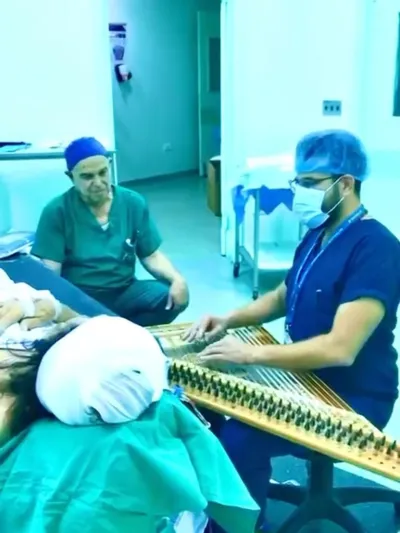 جراح لبناني يعزف لمريضة طلبت سماع الموسيقى لتخفيف آلامها (فيديو)