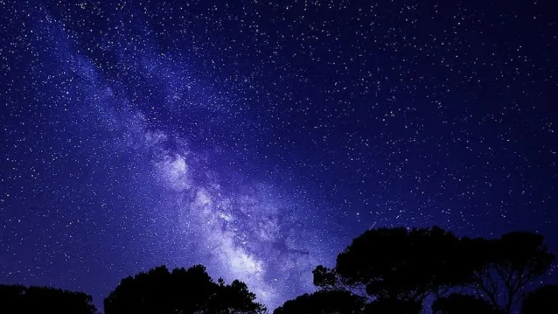 رجل يشق غيوم السماء ويسبب ضجة كبيرة (فيديو)